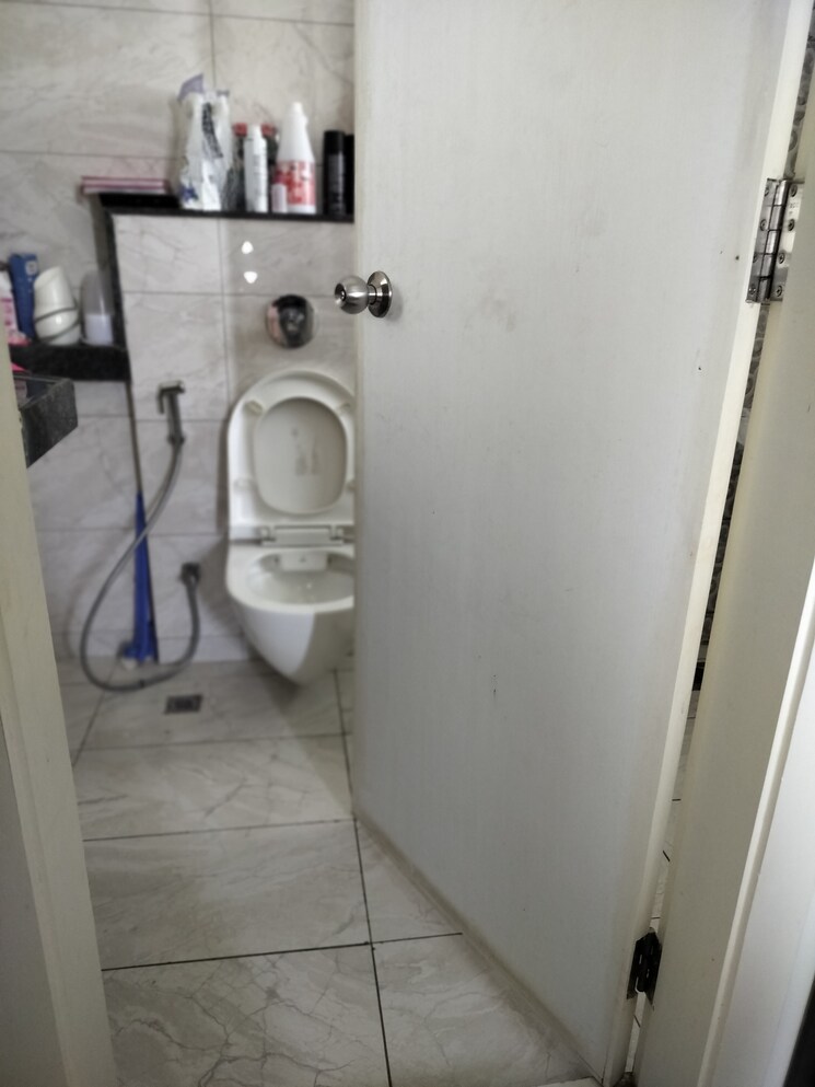 Bathroom, amanora-gold-towers 2 Bedroom 646 Sq.Ft. Apartment In Hadapsar Pune 9308018