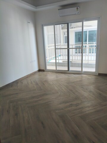 Room in 4 BHK Apartment at Uchdpl Veridia Oakwood Enclave, Wave City – for Rent