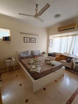 Team Area in 3 BHK Apartment at Khar West – for Sale