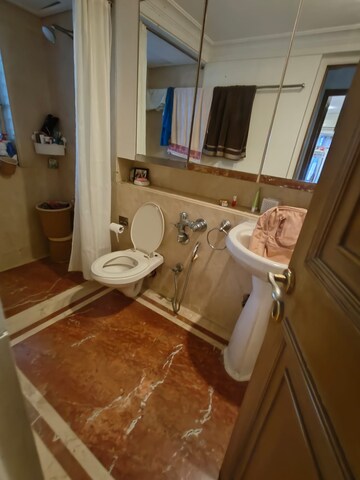 Team Area in 3 BHK Apartment at Khar West – for Sale