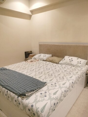 Bedroom in 3 BHK Apartment at Santacruz West – for Rent
