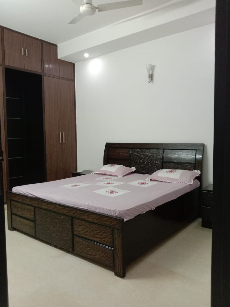 Bedroom, east of kailash 3 Bedroom 200 Sq.Yd. Builder Floor In East Of Kailash Delhi 9308164