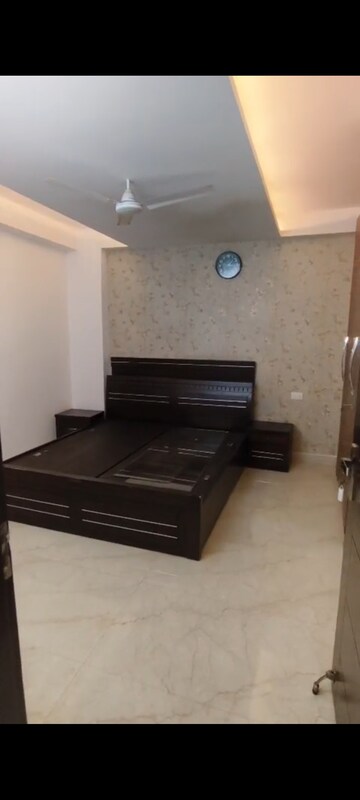 Furnished Amenities in 3 BHK Builder Floor at Freedom Fighters Enclave – for Rent