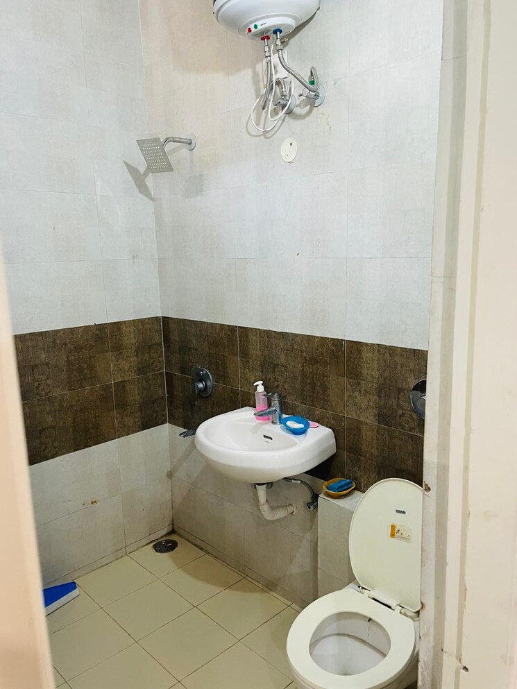 Bathroom, dhakoli 2 Bedroom 100 Sq.Ft. Apartment In Dhakoli Zirakpur 9308289