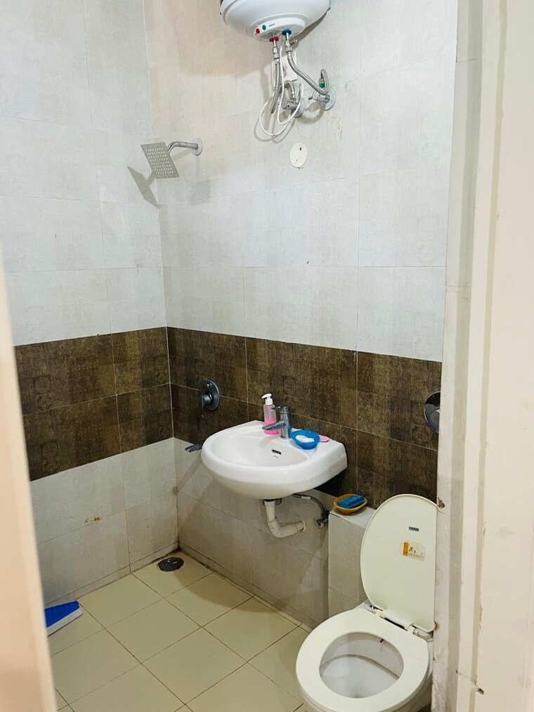 Bathroom, dhakoli 2 Bedroom 100 Sq.Ft. Apartment In Dhakoli Zirakpur 9308289