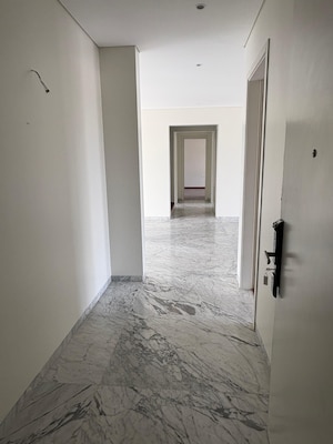 Room in 5 BHK Apartment at Aashiyana Park, Aundh – for Rent