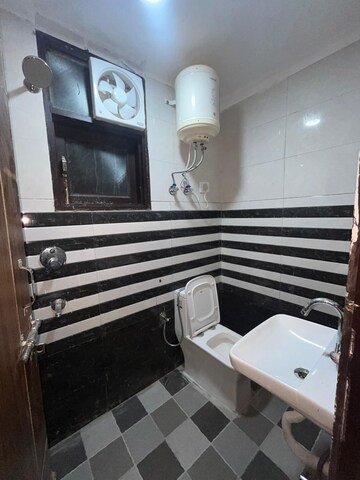 Attached Bathroom in 1 BHK Builder Floor at Saket – for Rent