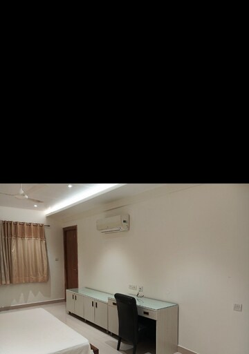 Room in 4 BHK Apartment at Banjara Hills – for Rent