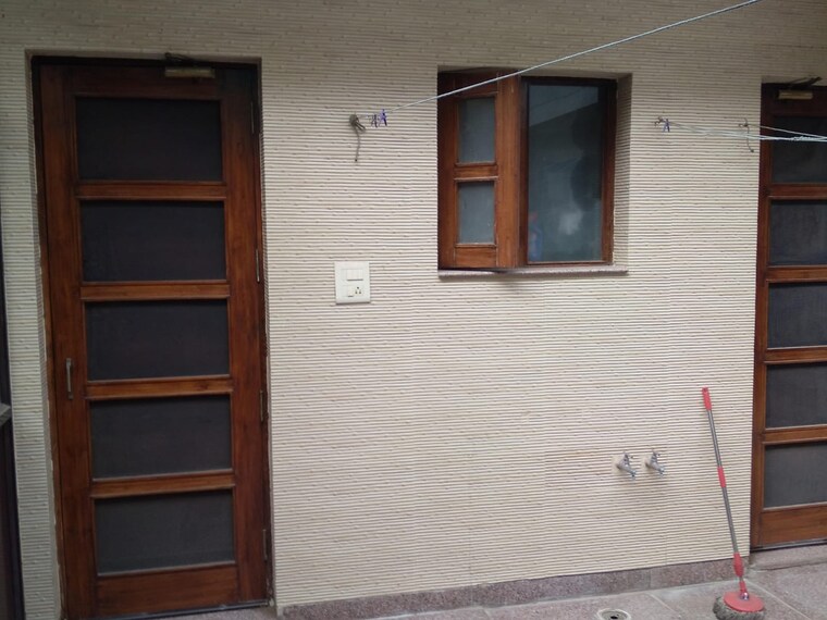 Room, sector 80 6 Bedroom 250 Sq.Yd. Independent House In Sector 80 Mohali 9308471