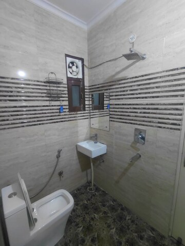 Bathroom in 2 BHK Builder Floor at Sector 40 – for Rent