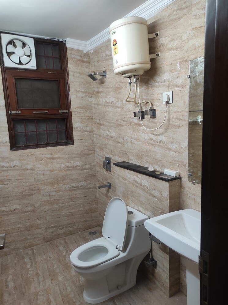 Bathroom, emaar-imperial-gardens 3.5 Bedroom 2000 Sq.Ft. Apartment In Sector 102 Gurgaon 9308653