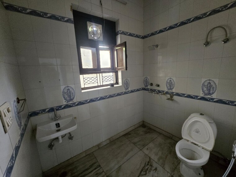 Bathroom, sector 37 2 Bedroom 1450 Sq.Ft. Builder Floor In Sector 37 Faridabad 9308666