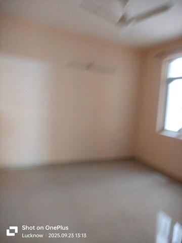 Room in 3 BHK Independent House at Omaxe R2, Gomti Nagar – for Rent