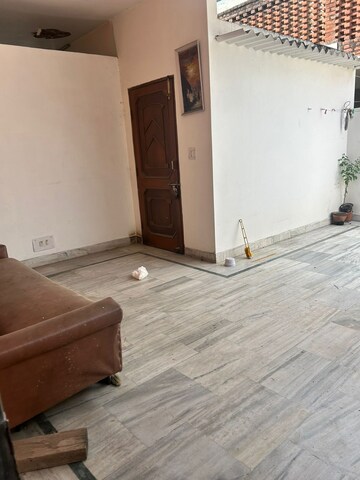 Room in 2 BHK Builder Floor at Sector 27 – for Rent