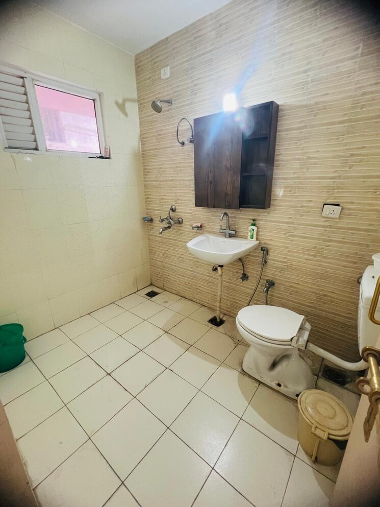 Bathroom, upavp-ganga-yamuna-and-hindon-enclave 3.5 Bedroom 1800 Sq.Ft. Apartment In Pratap Vihar Ghaziabad 9308953