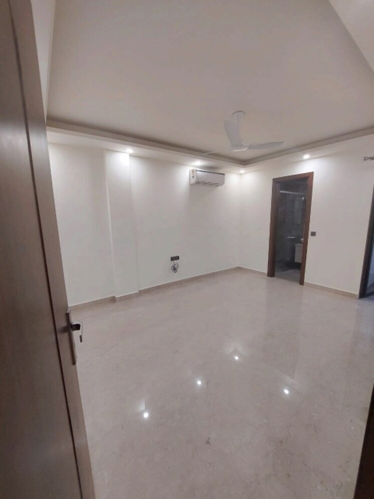 Bedroom, arya-chittaranjan-park 3 Bedroom 200 Sq.Yd. Builder Floor In Kalkaji Delhi 9309001