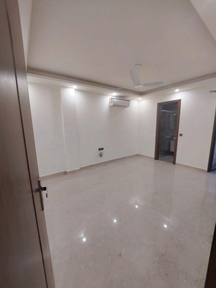 Bedroom, arya-chittaranjan-park 3 Bedroom 200 Sq.Yd. Builder Floor In Kalkaji Delhi 9309001