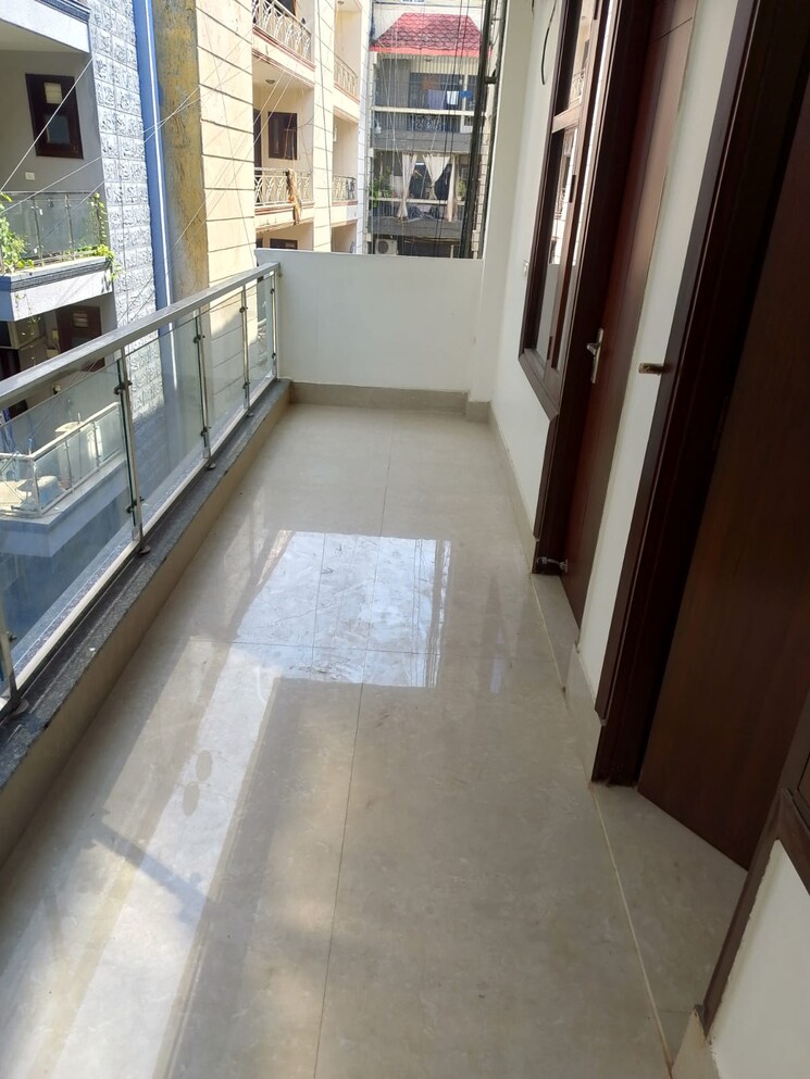 Balcony, saket 3 Bedroom 170 Sq.Yd. Builder Floor In Saket Delhi 9309047