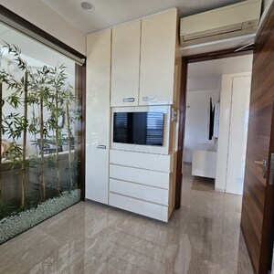 Room in 2.5 BHK Apartment at Oberoi Springs, Andheri West – for Rent