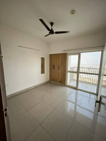 Room in 2 BHK Apartment at Panchsheel Greens, Sector 16 Greater Noida – for Rent