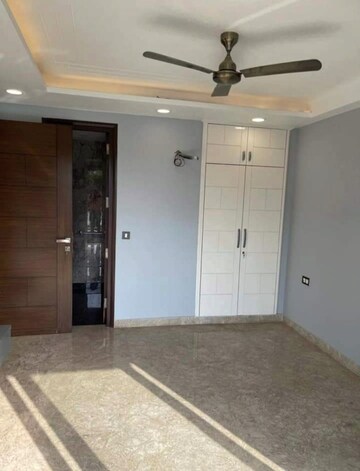 Master Bedroom in 3 BHK Builder Floor at Chittaranjan Park – for Rent