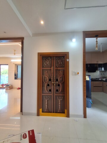 Room in 3 BHK Apartment at Kondapur – for Rent