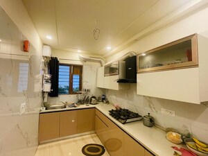 Team Area in 3 BHK Builder Floor at Sector 81 – for Rent