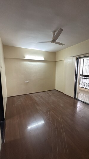 Room in 3 BHK Apartment at Tain Square, Wanwadi – for Rent