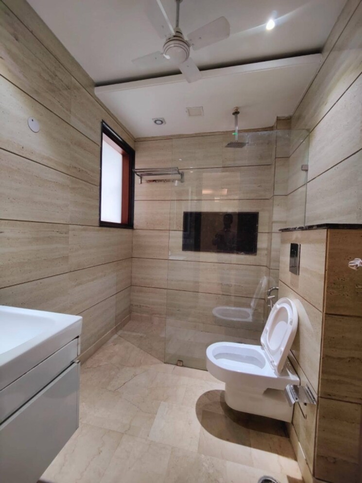 Attached Bathroom, kailash colony 3 Bedroom 160 Sq.Yd. Builder Floor In Kailash Colony Delhi 9309347