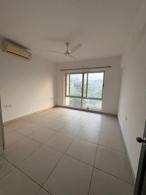 Room in 3 BHK Apartment at Tain Square, Wanwadi – for Rent