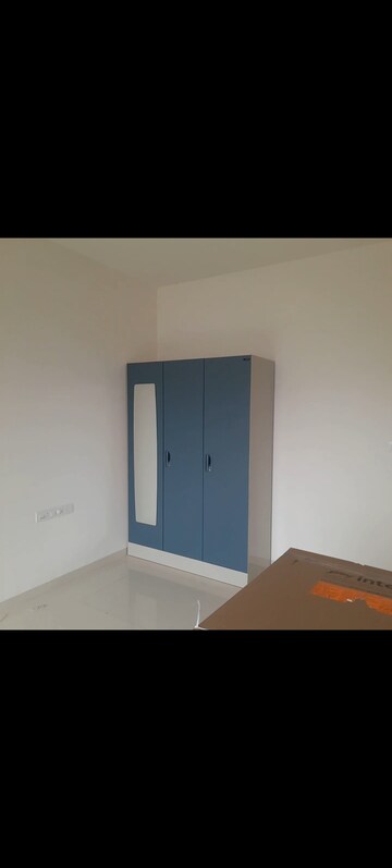 Room in 3 BHK Apartment at Runwal Nirvana, Parel – for Rent