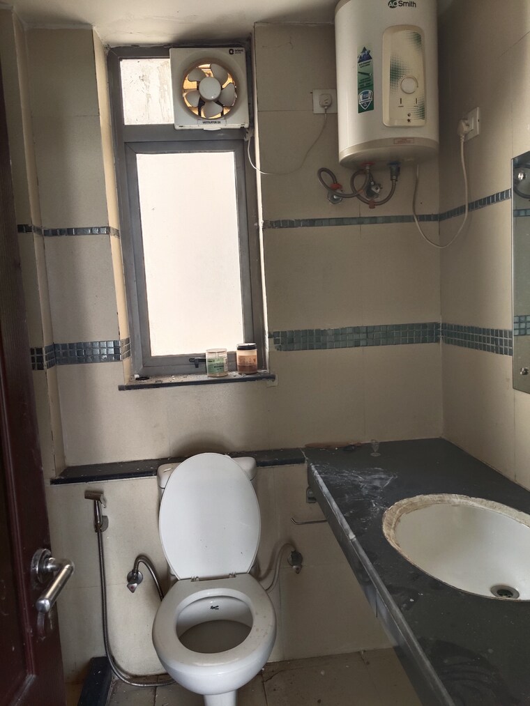 Bathroom, unitech-uniworld-gardens-2 2 Bedroom 997 Sq.Ft. Apartment In Sector 47 Gurgaon 9309404