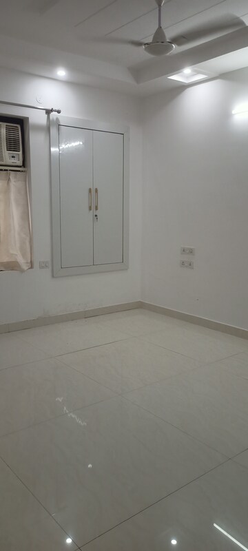 Room in 3 BHK Builder Floor at DLF City Phase IV, Dlf Phase iv – for Rent
