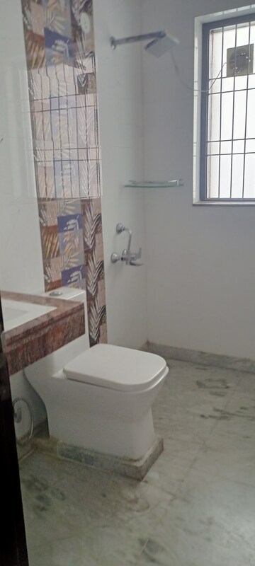 Attached Bathroom in 3 BHK Builder Floor at DLF City Phase IV, Dlf Phase iv – for Rent