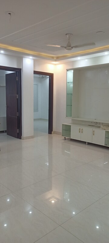 Room in 3 BHK Builder Floor at DLF City Phase IV, Dlf Phase iv – for Rent