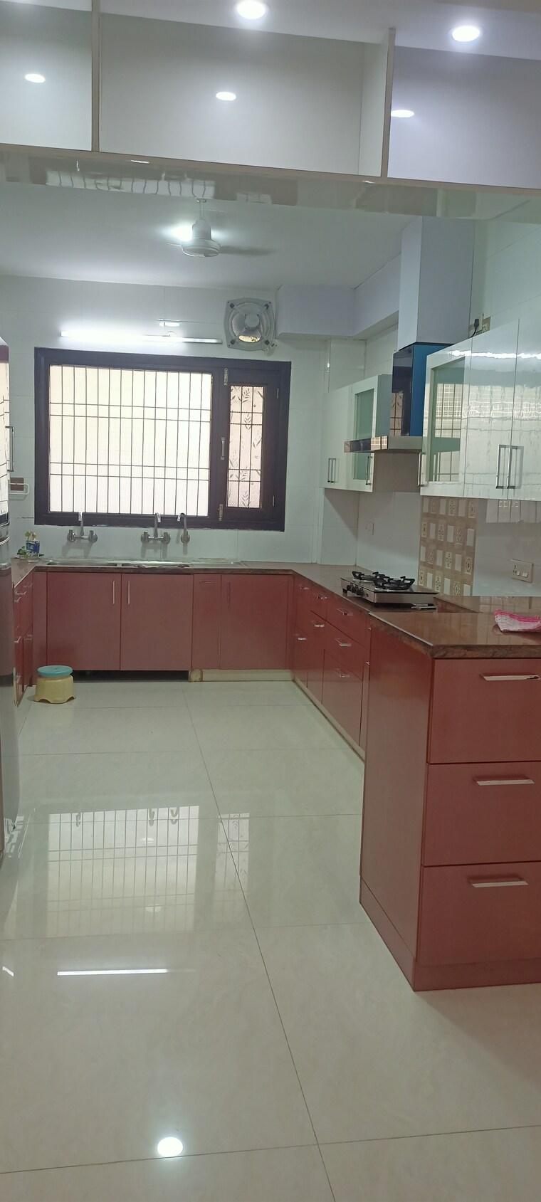 Kitchen, dlf-city-phase-iv 3 Bedroom 2500 Sq.Ft. Builder Floor In Dlf Phase iv Gurgaon 9309429