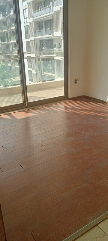 Room in 3 BHK Builder Floor at DLF City Phase IV, Dlf Phase iv – for Rent