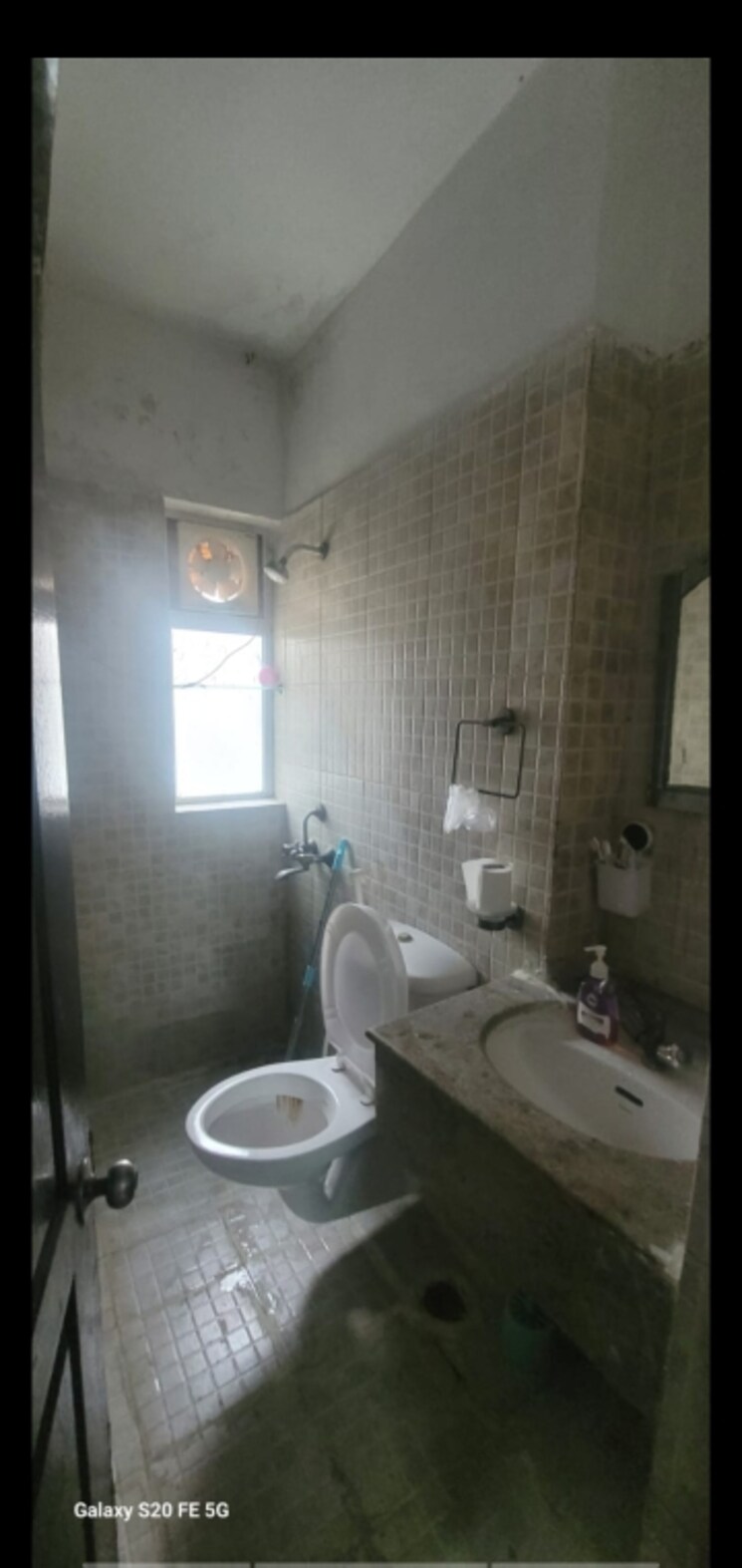 Bathroom, paras-tierea 2 Bedroom 825 Sq.Ft. Apartment In Sector 137 Noida 9309491