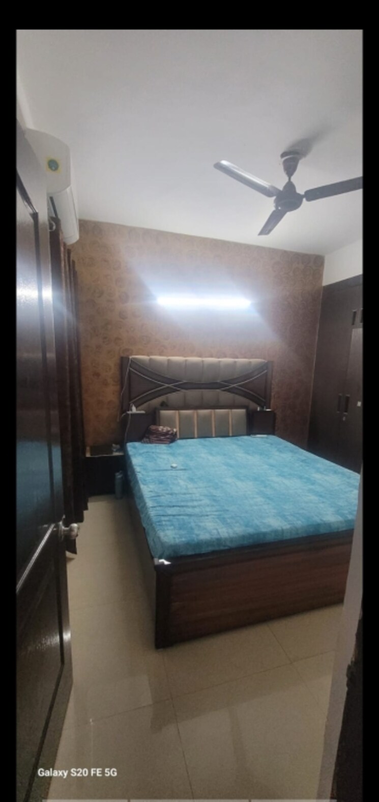 Bedroom, paras-tierea 2 Bedroom 825 Sq.Ft. Apartment In Sector 137 Noida 9309491