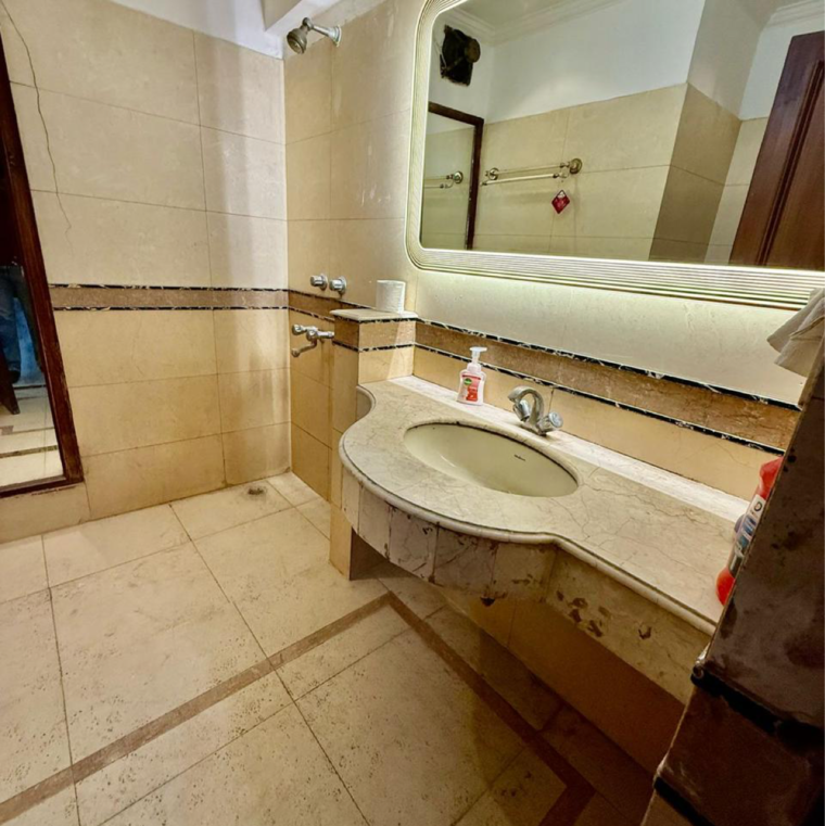 Bathroom, greater kailash i 3 Bedroom 1872 Sq.Ft. Builder Floor In Greater Kailash I Delhi 9309554