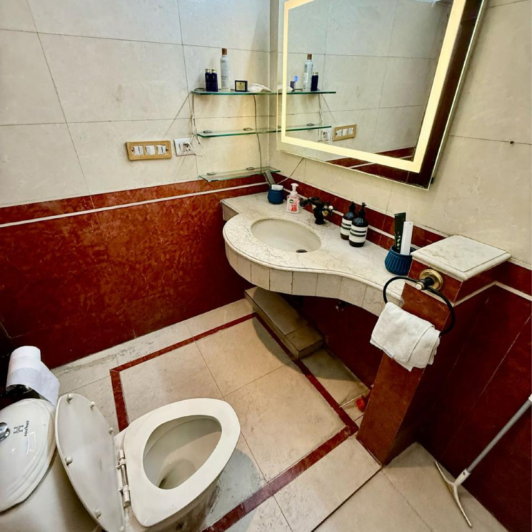 Bathroom, greater kailash i 3 Bedroom 1872 Sq.Ft. Builder Floor In Greater Kailash I Delhi 9309554