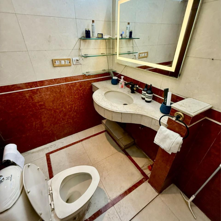 Bathroom, greater kailash i 3 Bedroom 1872 Sq.Ft. Builder Floor In Greater Kailash I Delhi 9309554