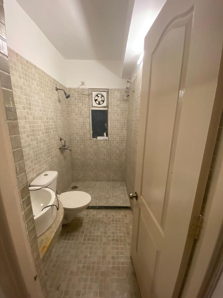 Bathroom, paras-tierea 2.5 Bedroom 1070 Sq.Ft. Apartment In Sector 137 Noida 9309537