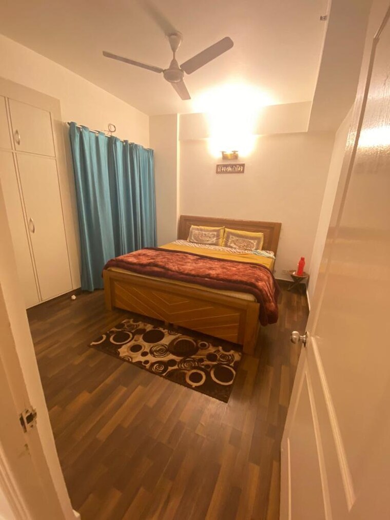 Bedroom, paras-tierea 2.5 Bedroom 1070 Sq.Ft. Apartment In Sector 137 Noida 9309537
