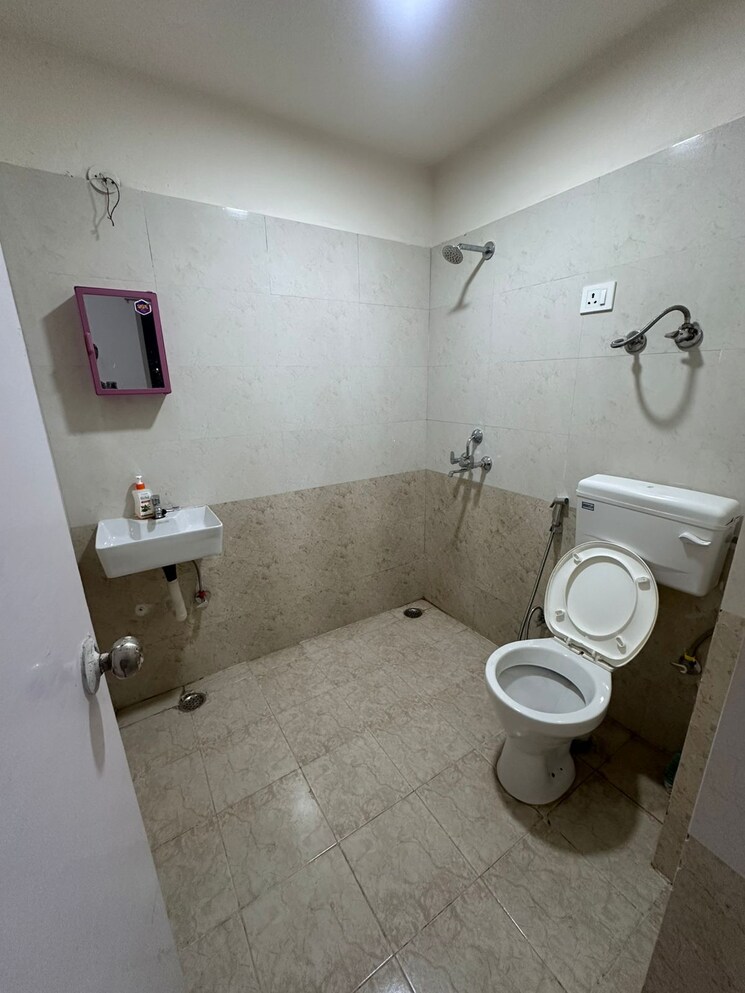 Bathroom, shree-vardhman-green-court 2 Bedroom 690 Sq.Ft. Apartment In Sector 90 Gurgaon 9309555