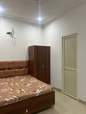 Bedroom in 1 RK Builder Floor at Vip Road – for Rent