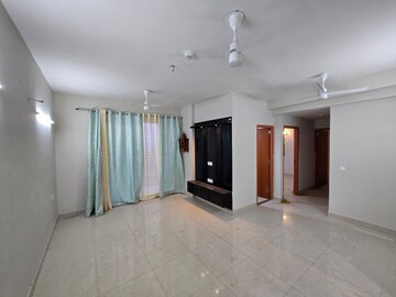 Room in 2.5 BHK Apartment at Tata Eureka Park, Sector 150 – for Rent