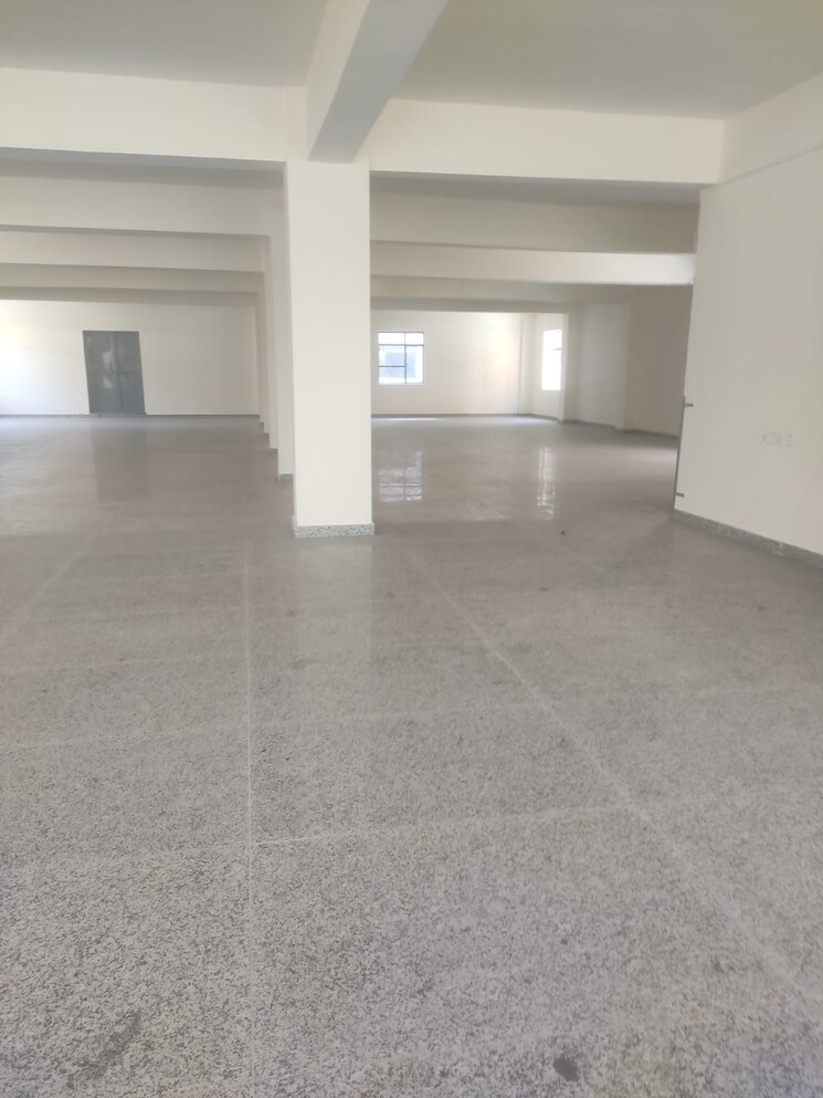 Room, sector 6 Commercial Industrial Plot 2000 Sq.Ft. In Sector 6 Noida 9309821