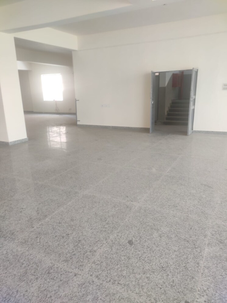 Room, sector 6 Commercial Industrial Plot 2000 Sq.Ft. In Sector 6 Noida 9309821