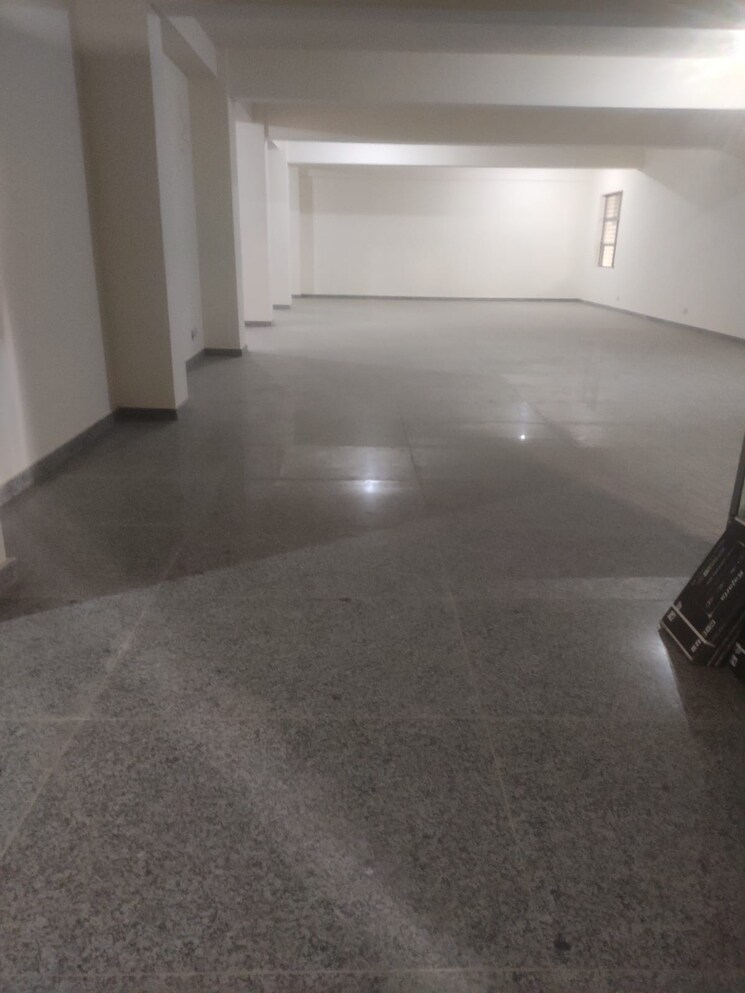 Room, sector 6 Commercial Industrial Plot 2000 Sq.Ft. In Sector 6 Noida 9309821